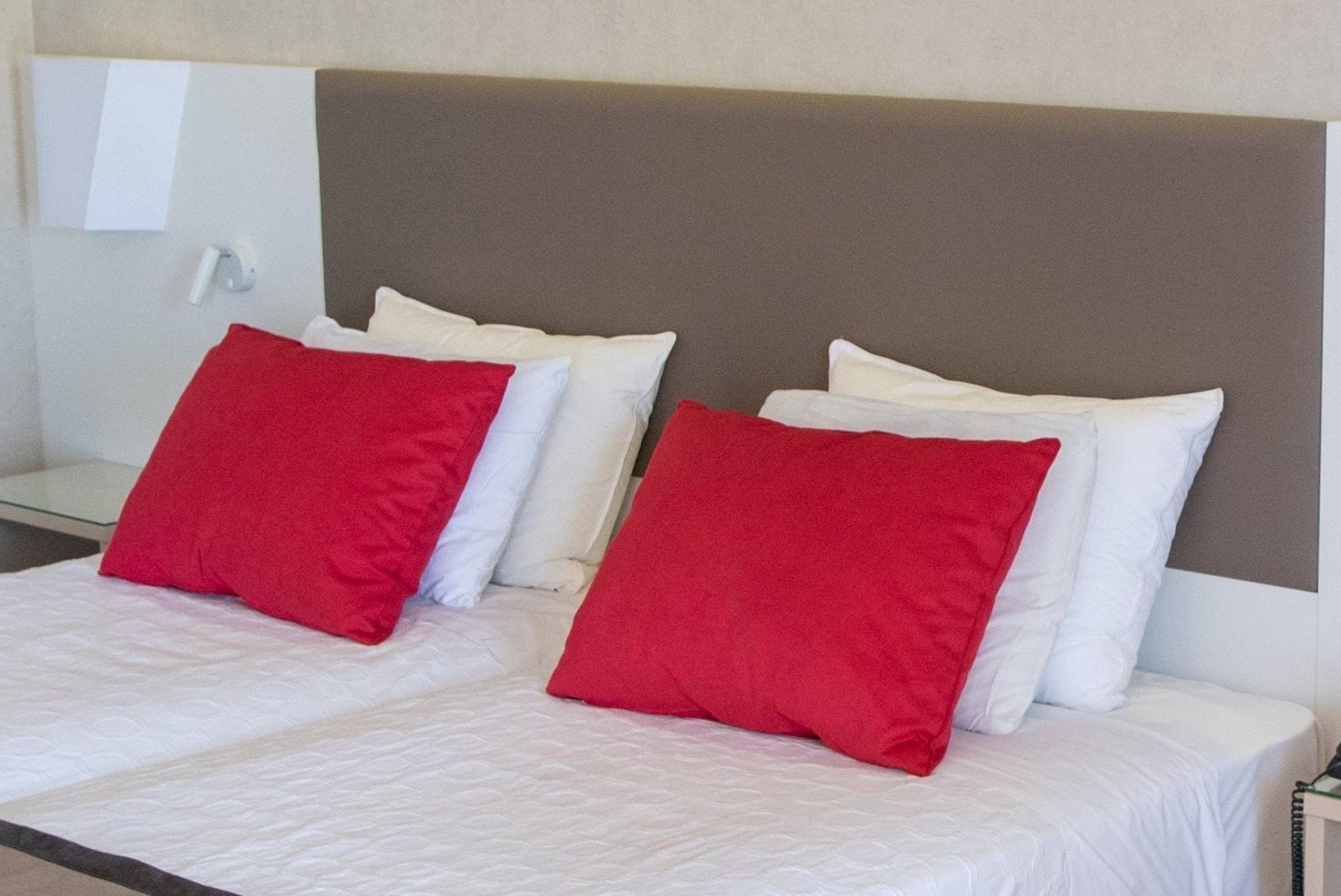 Hotel Ramada Plaza By Wyndham Thraki Alejandrópolis Exterior foto Pillows on a bed