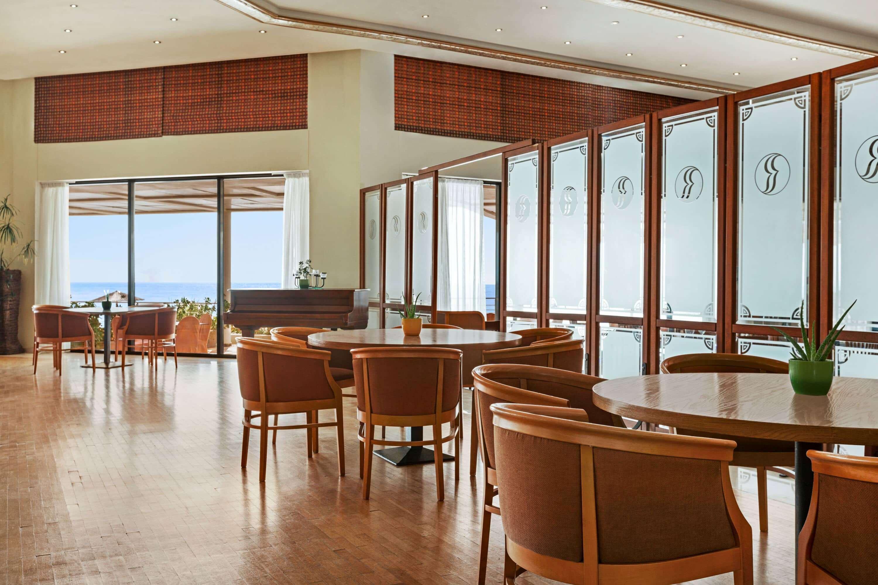 Hotel Ramada Plaza By Wyndham Thraki Alejandrópolis Exterior foto The Club Lounge at the airport