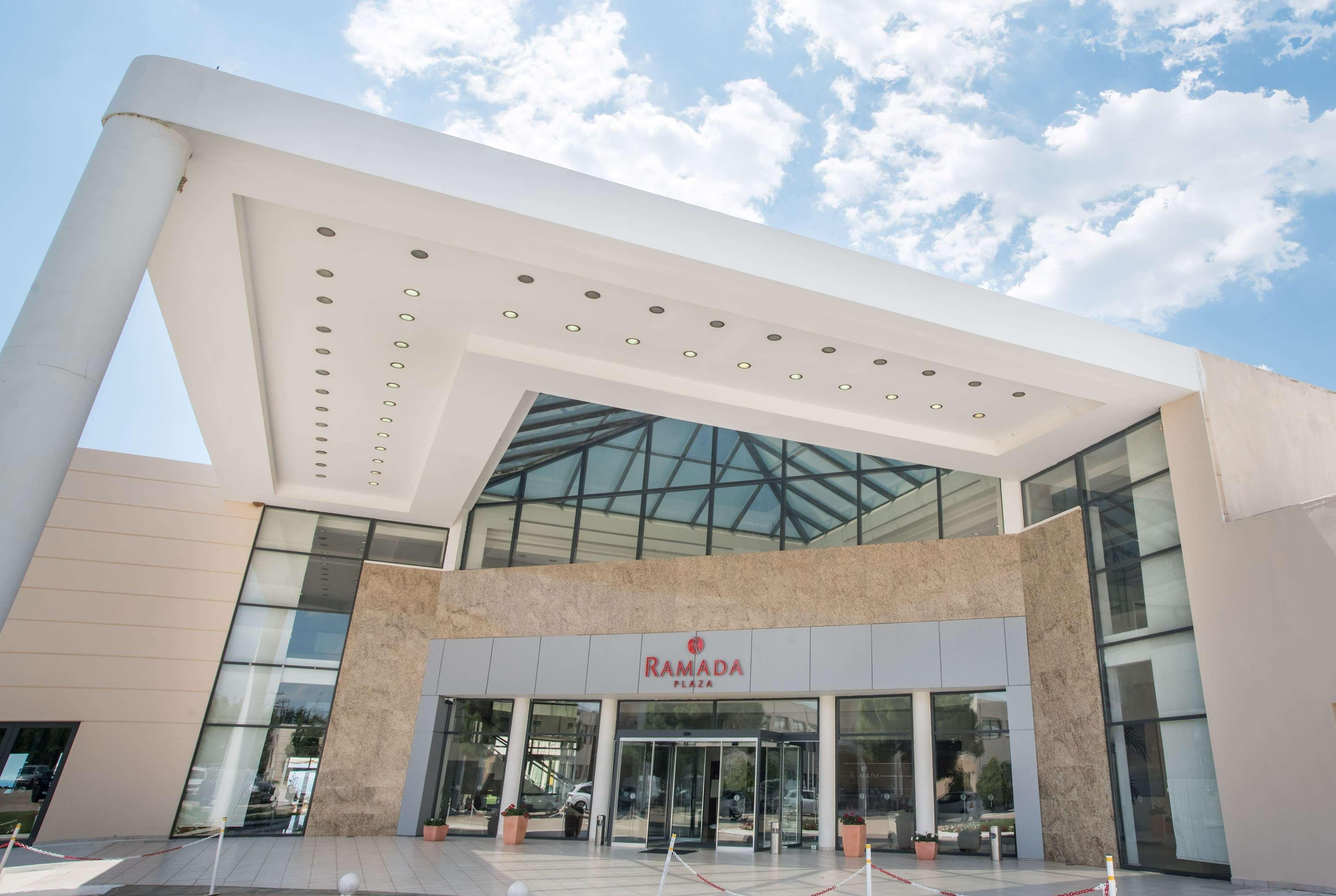 Hotel Ramada Plaza By Wyndham Thraki Alejandrópolis Exterior foto The entrance of the hotel