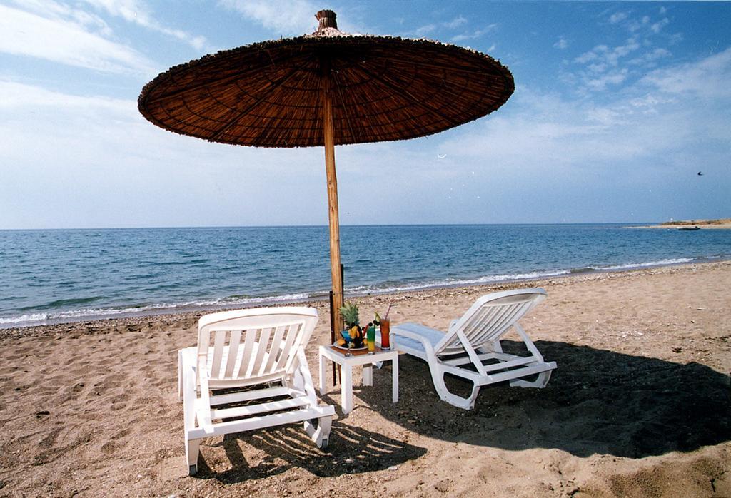 Hotel Ramada Plaza By Wyndham Thraki Alejandrópolis Exterior foto A beach umbrella